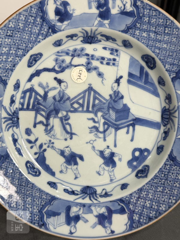 清康熙青花锦地开光渔家乐庭院教子图折沿盘 - 图3